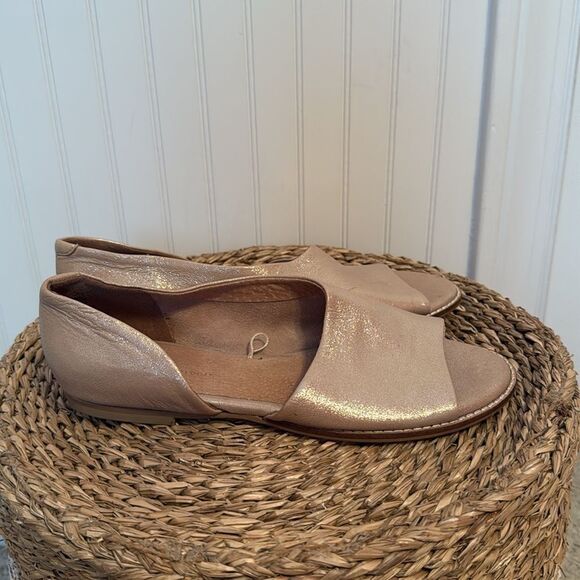 Anthropologie Open Toe Flats Metallic Beige Leather Shoes - Size: 8 - Picture 3 of 13